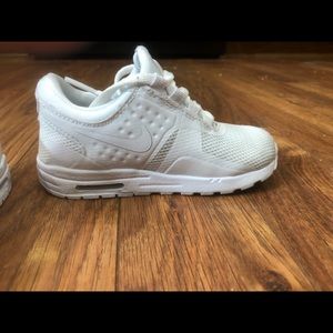 Nike Air Max Zero Essential 8C like brand new!!